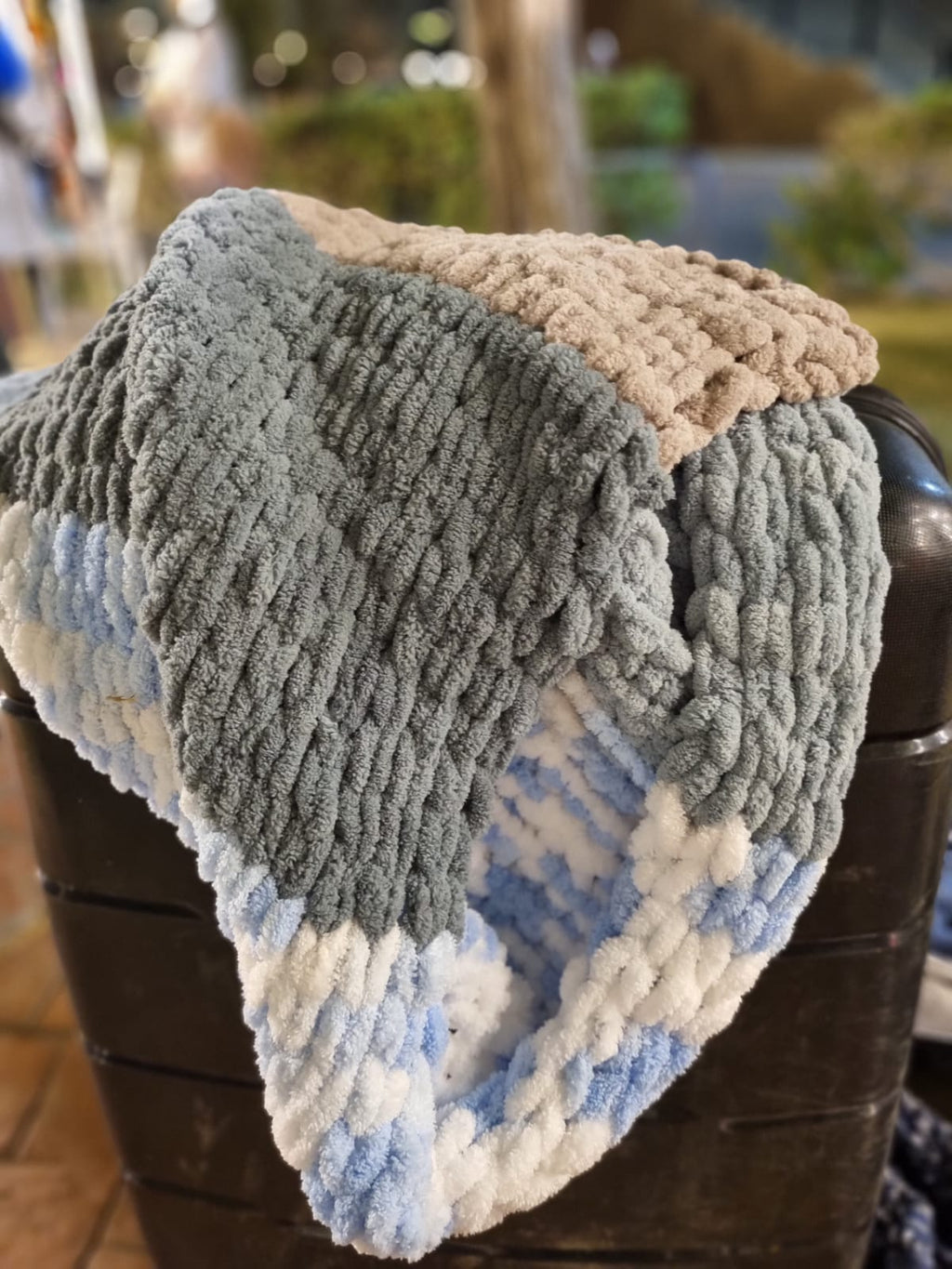 Chainette large blue and grey handmade blanket detail