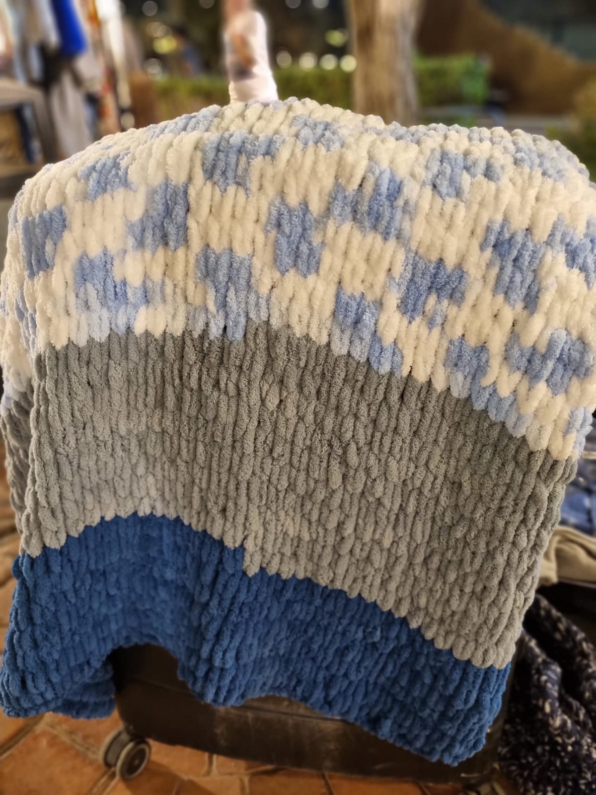 Chainette large blue and grey handmade blanket detail